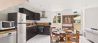 House and garden – Town centre & beach –  5 p