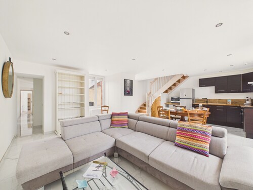 House and garden – Town centre & beach –  5 p