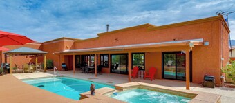 2 Mi to Lake Havasu! Mtn-view Poolside Paradise