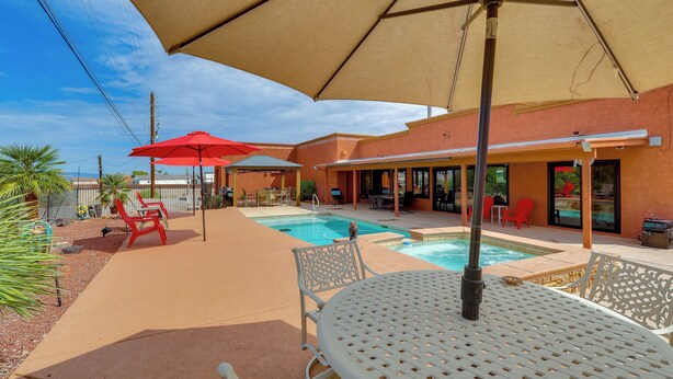 A pool area with a hot tub, outdoor seating, and umbrellas. - 2 Mi to Lake Havasu! Mtn-view Poolside Paradise (Lake Havasu City)