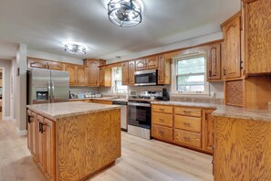 House (4 Bedrooms) | Interior - Fire Pit & Lake Access! Crossville Group Escape (Crossville)