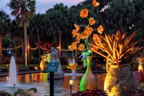 A garden with a statue, a fountain, and a sign indicating 'California Poppies'. - 1 BR Ocean Inlet View With Private Pool (Murrells Inlet)