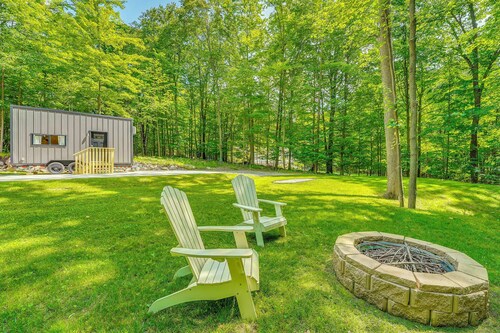 Serene Couple's Escape w/ Fire Pit in Mt Pleasant