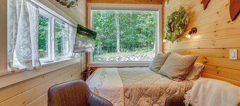 Serene Couple's Escape w/ Fire Pit in Mt Pleasant