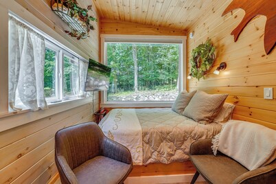 Serene Couple's Escape w/ Fire Pit in Mt Pleasant