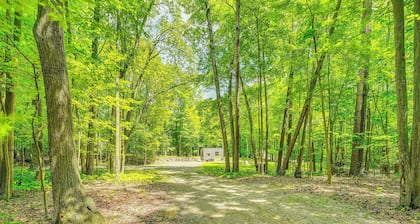 Serene Couple's Escape w/ Fire Pit in Mt Pleasant