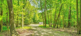 Serene Couple's Escape w/ Fire Pit in Mt Pleasant