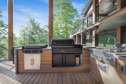 Lake Views, Big Deck, Hot Tub, Fire Pit, Game Room