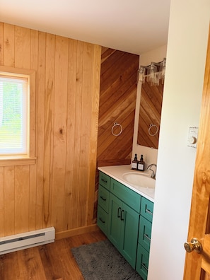 Shower, hair dryer, towels, soap - Cozy 2-bedroom pet friendly house in lovely Cattaraugus with AC and hiking (Cattaraugus)