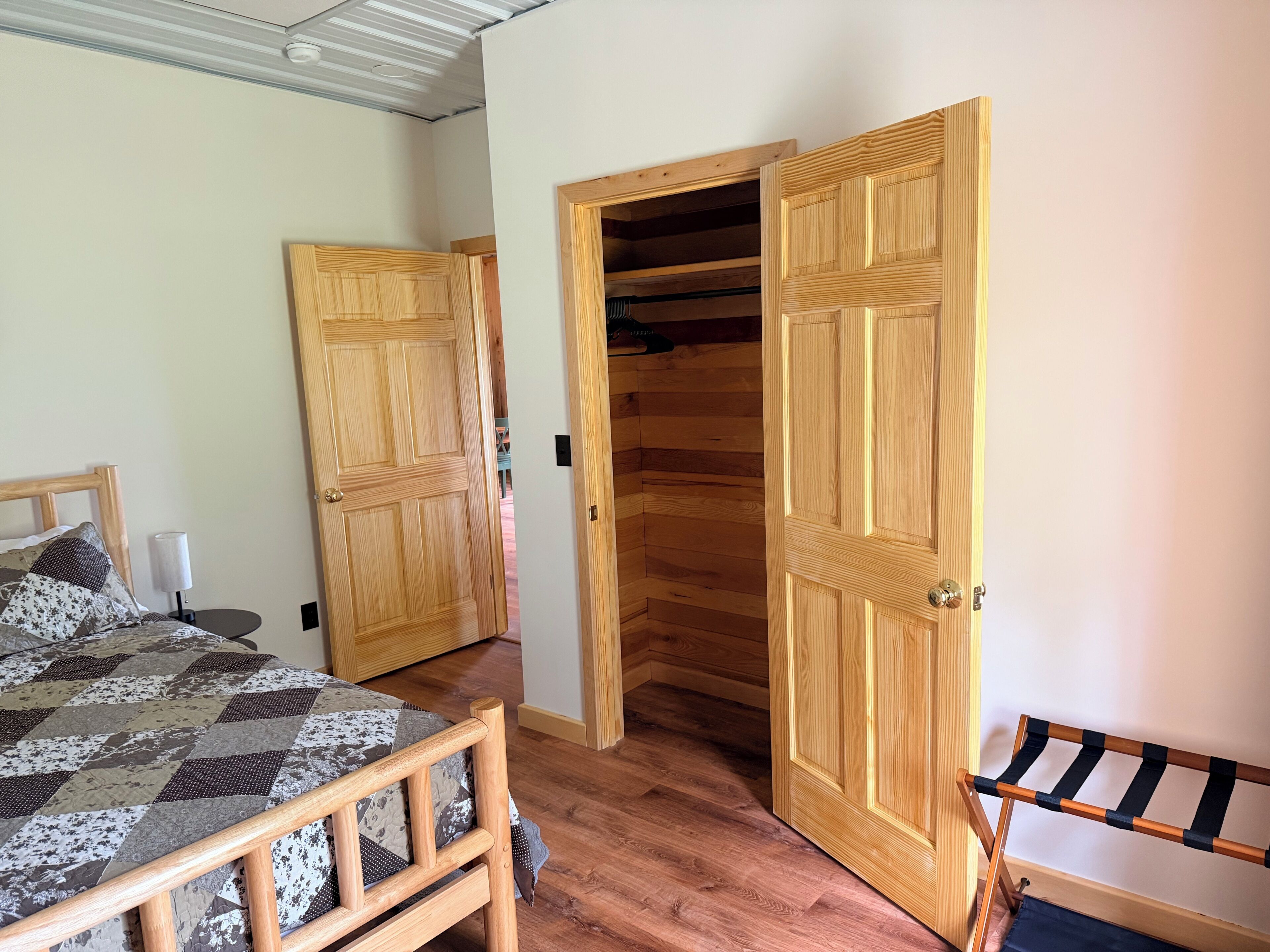 2 bedrooms, travel crib, WiFi (free), bed sheets