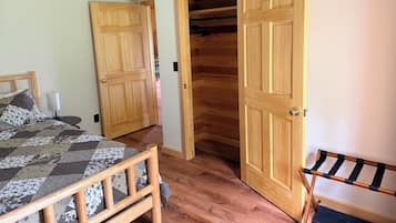 2 bedrooms, travel crib, WiFi (free), bed sheets