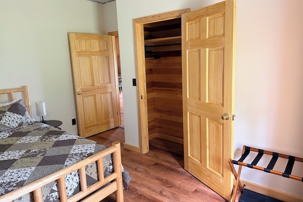 2 bedrooms, travel crib, WiFi (free), bed sheets