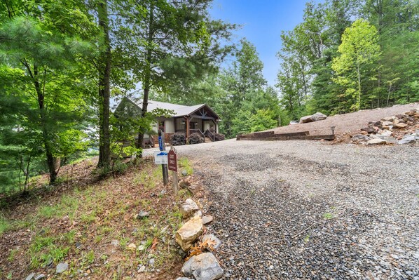 A lodge with a gravel driveway leading to a wooden building, surrounded by trees. - Mt Views, Deer Feeder, EV Chrgr, Hot Tub, Fire Pit (Morganton)