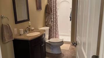 Douche, sèche-cheveux, serviettes fournies, savon
