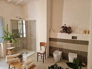 Bathroom - Room 'Suite' with Mountain View, Wi-Fi and Air Conditioning (Sini)