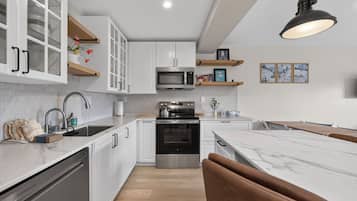 Coffee/tea maker, fridge, microwave, oven