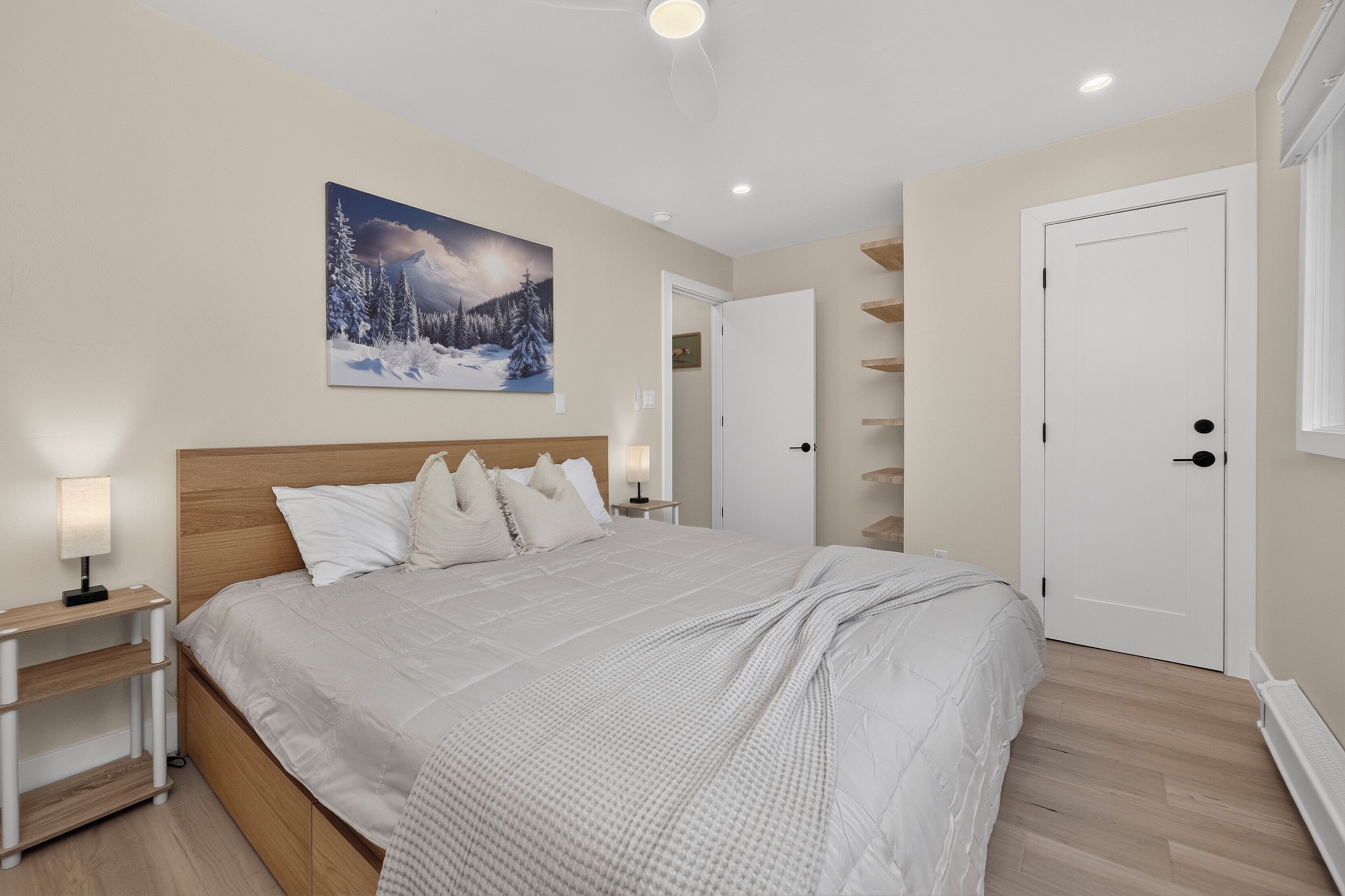 Travel crib, internet, bed sheets