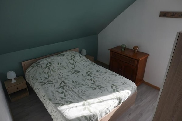 1 bedroom, travel cot, free WiFi, bed sheets