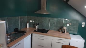 Cafetière/bouilloire, réfrigérateur, micro-ondes, plaque de cuisson