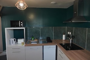 Coffee/tea maker, fridge, microwave, stovetop