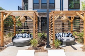 Terrace/patio - Decatur 2BR with 2 King Beds, Pool & Free Parking, Near Food Hall (Decatur)