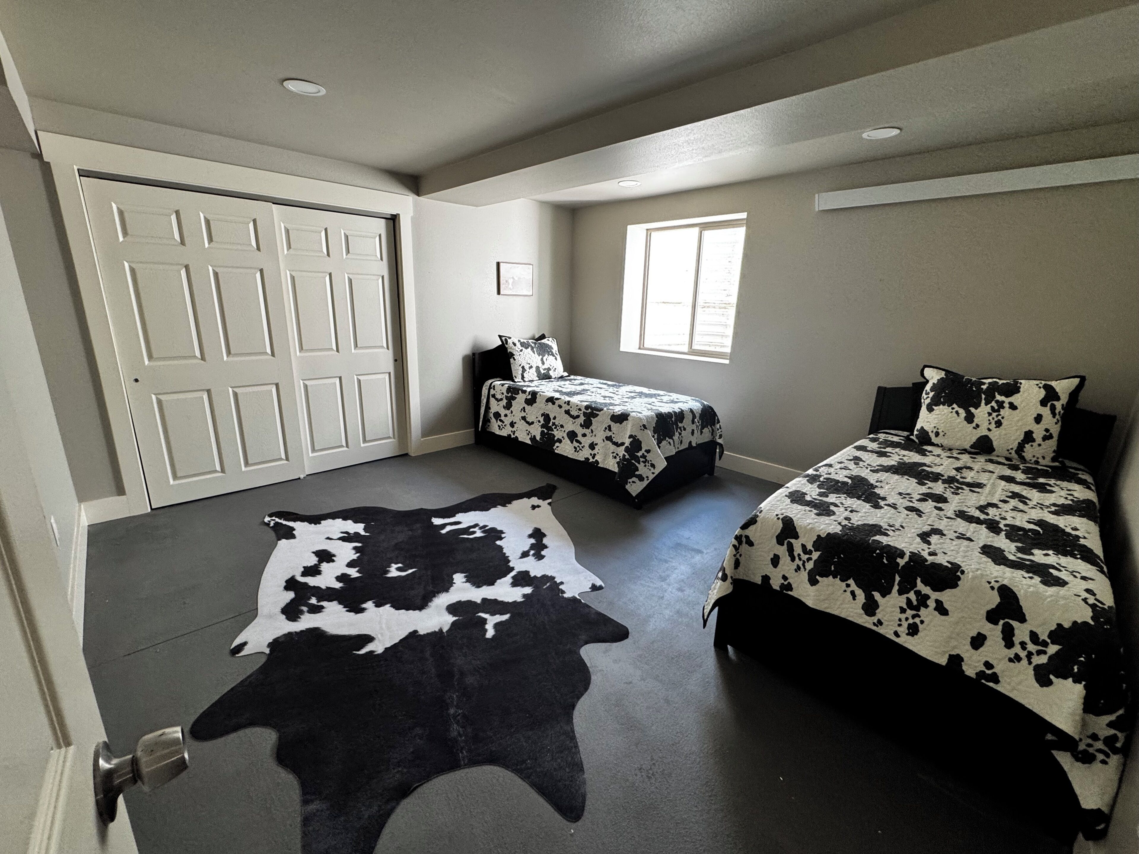 3 bedrooms, desk, iron/ironing board, travel cot