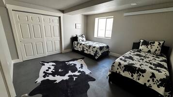 3 bedrooms, desk, iron/ironing board, travel cot