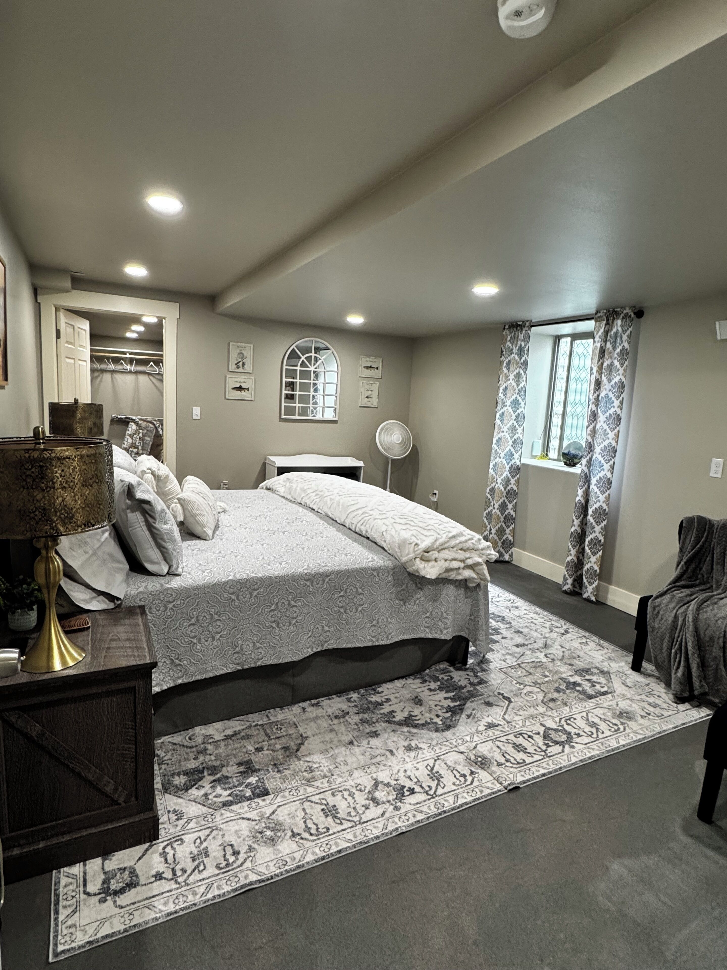 3 bedrooms, desk, iron/ironing board, travel crib