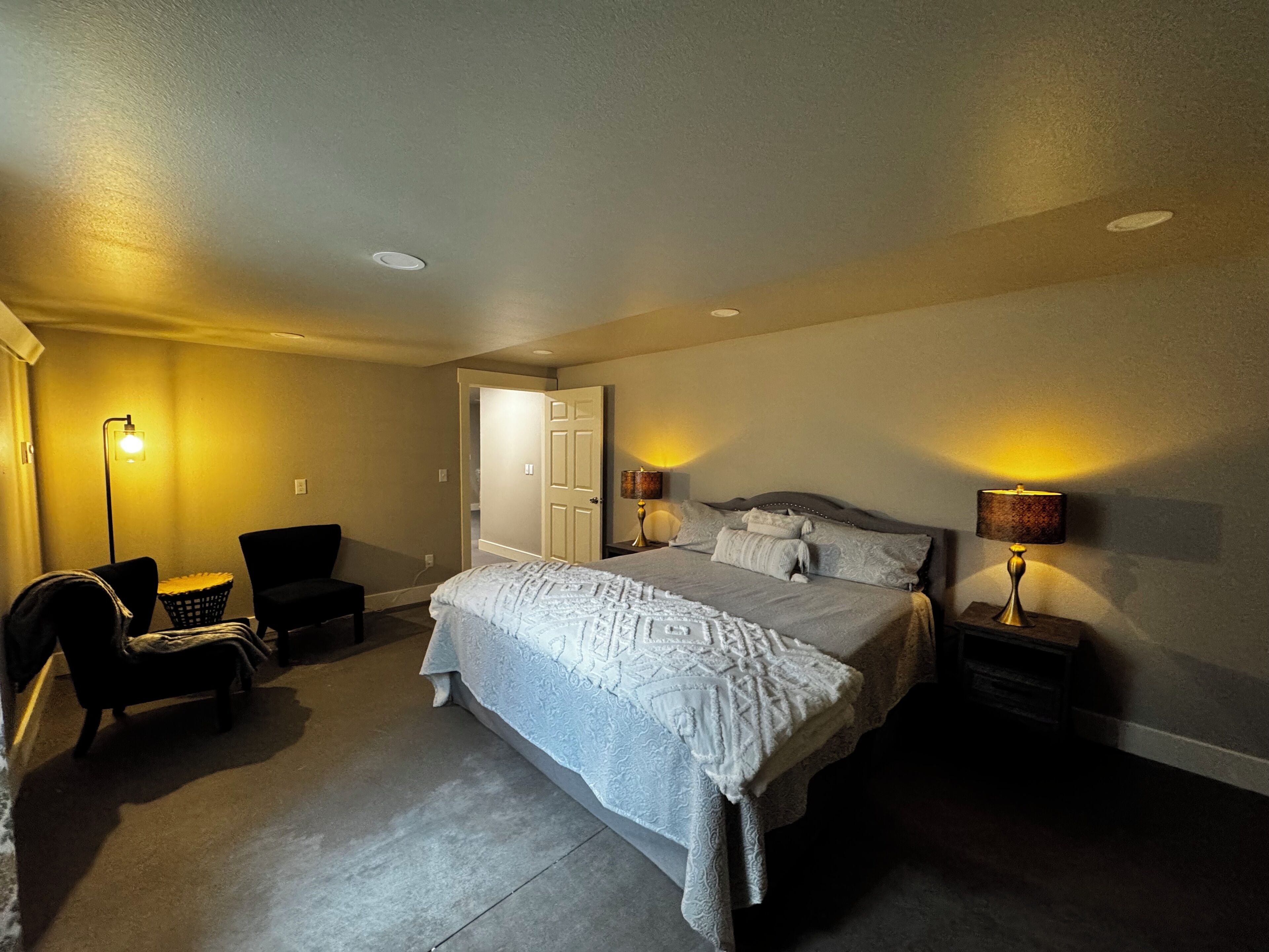3 habitaciones, tabla de planchar con plancha, wifi y ropa de cama 