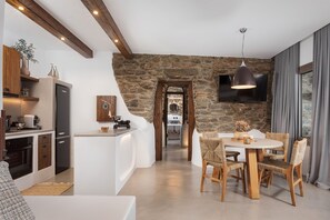 Suite, piscine privée | Salle à manger