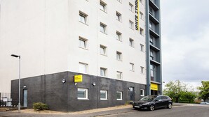 Un edificio de varios pisos con un cartel que dice 'UNITE STUDENTS' en la fachada.