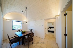 Vila (4 Bedrooms) | Sala de jantar