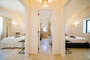 Une chambre d’hôtel avec deux lits, une salle de bain et une fenêtre.