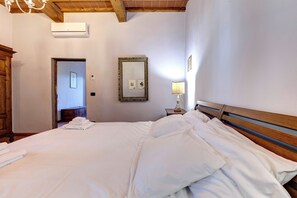1 bedroom, WiFi, bed sheets - Le Mortinete Farmstay: Leccino (Toscana)