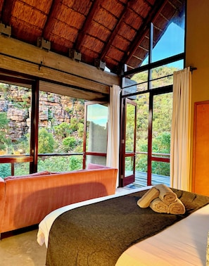 Chambre Double ou avec lits jumeaux, vue colline | Coffres-forts dans les chambres