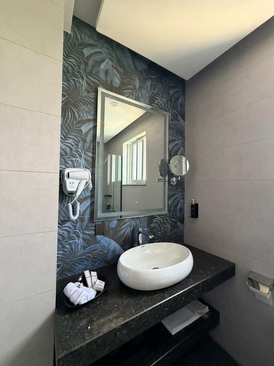 Bañera, artículos de tocador de diseñador, secador de pelo, toallas