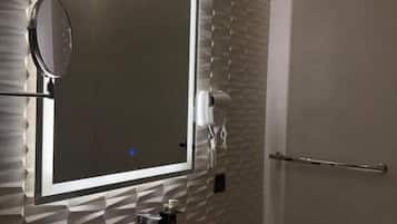 Produtos de toalete grátis, secador de cabelo, toalhas de banho