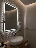 Artículos de higiene personal gratuitos, secador de pelo y toallas
