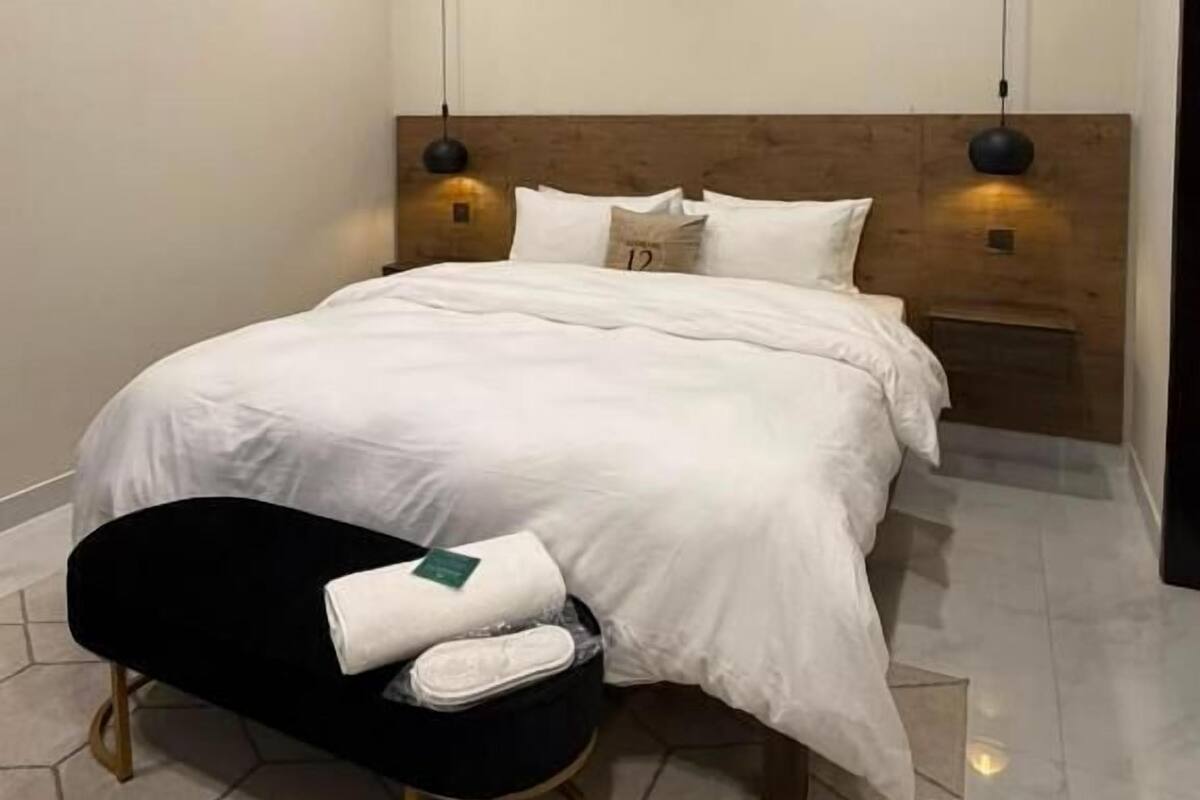Departamento, 1 cama King size | Caja de seguridad en la habitación y escritorio 