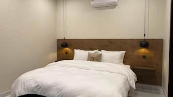 Apartamento, 1 cama King | Cofres nos quartos, escrivaninha, espaço de trabalho para notebook
