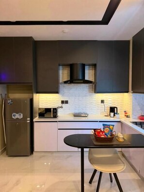 Apartamento, 1 cama King | Cozinha privada | Frigobar, micro-ondas, fogão, cooktop