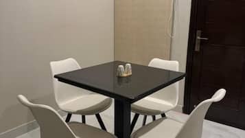 Apartamento, vista para a cidade | Opções para refeição