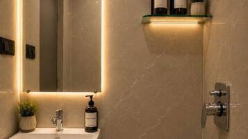 Superior Double Room | Bathroom | Shower, towels, soap, shampoo