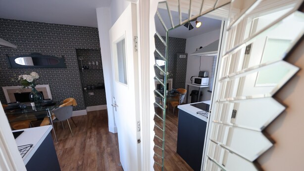 Una cocina moderna con microondas, una mesa de comedor y sillas.