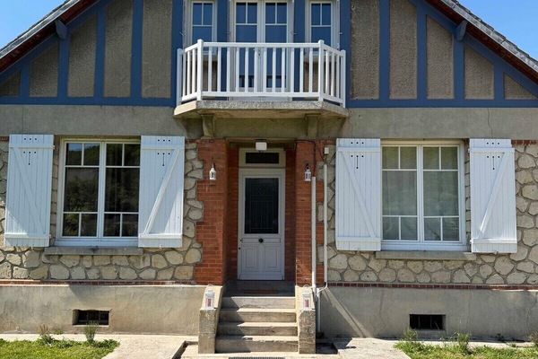 The facade of L'Orée du Château, a charming seasonal rental for 10 to 13 people