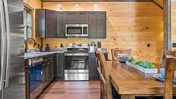 Cabin, 4 Bedrooms | Private kitchen | Coffee/tea maker, fridge, oven, toaster