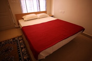 Desk, WiFi (free) - LISHIKAA'S INN (Puducherry)