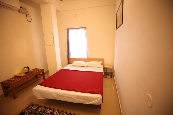 Desk, WiFi (free) - LISHIKAA'S INN (Puducherry)