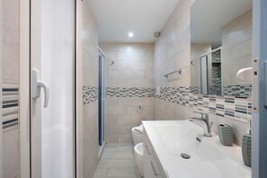 Shower, hair dryer - Holiday Home 'La Casetta 21' with Wi-Fi and Air Conditioning (Bari)