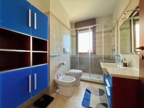 Doccia, asciugacapelli, bidet, asciugamani